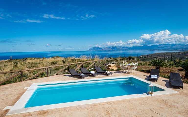 Villa Livreri: Pool, Scenic View
