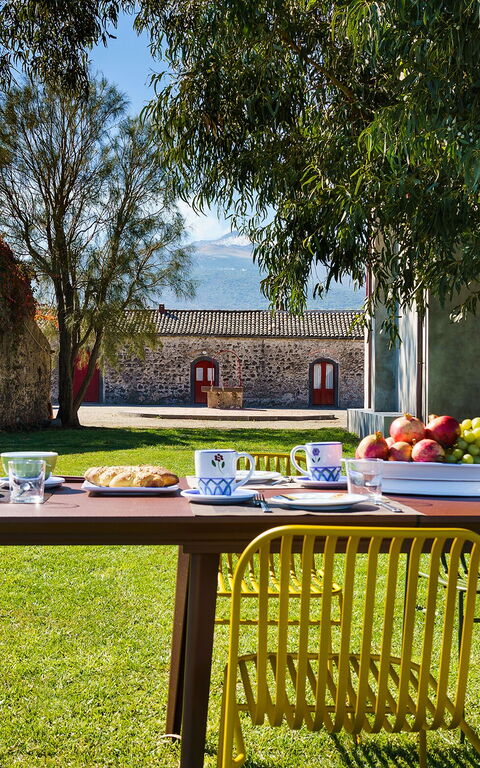 Etna Retreat: Garden