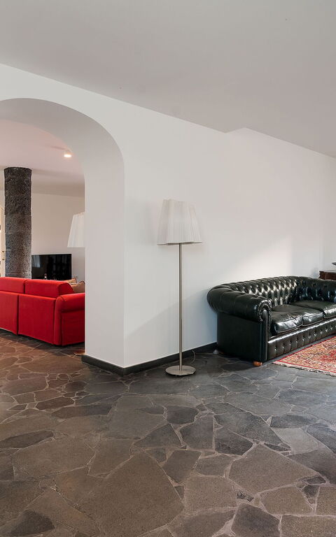 Etna Retreat: Living Room