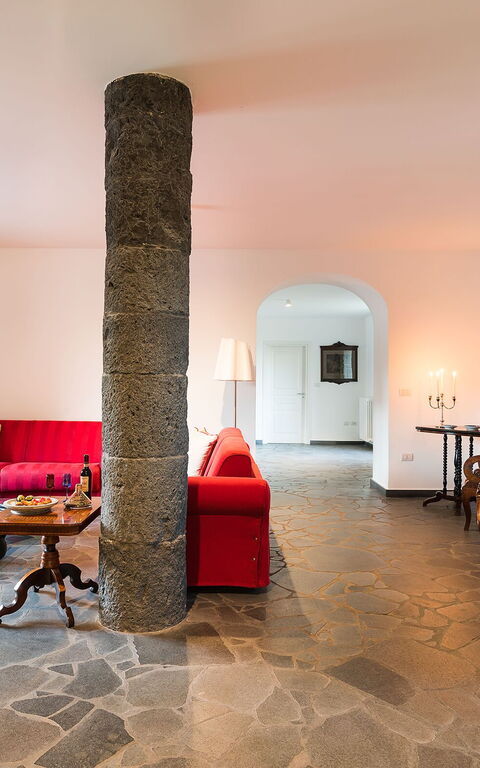 Etna Retreat: Living Room