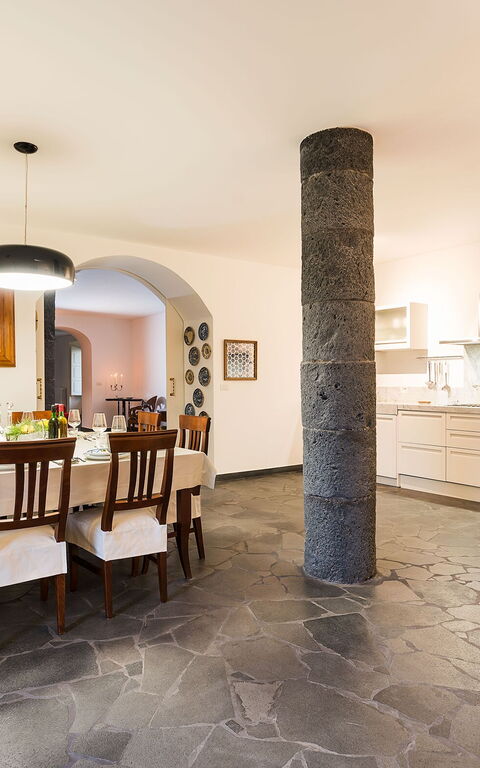 Etna Retreat: Dining Room, Kitchen