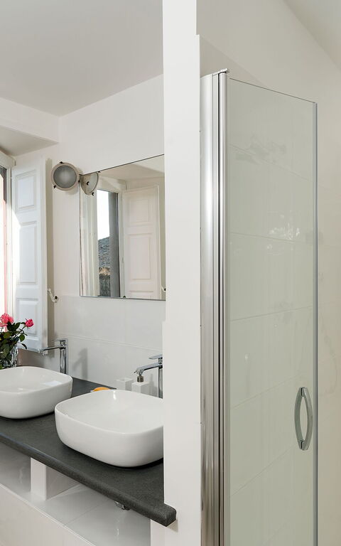 Etna Retreat: Bathroom