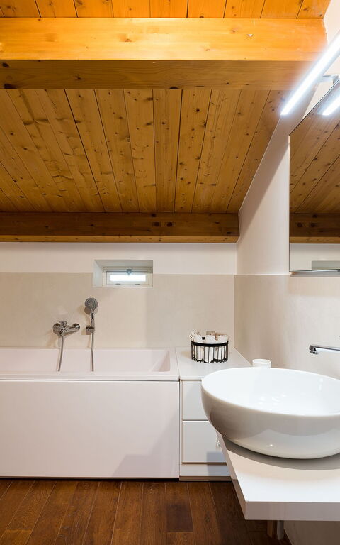 Etna Retreat: Bathroom
