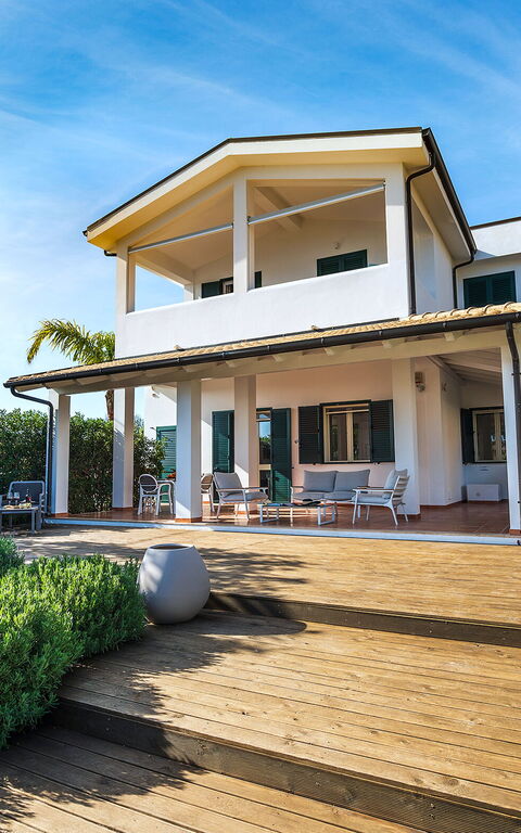 Anny: Building Exterior, Garden