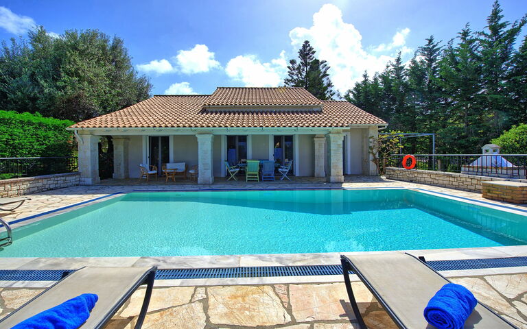 Villa Dimitris: Building Exterior, Pool