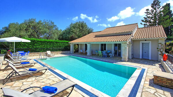 Villa Dimitris: Outdoor, Pool