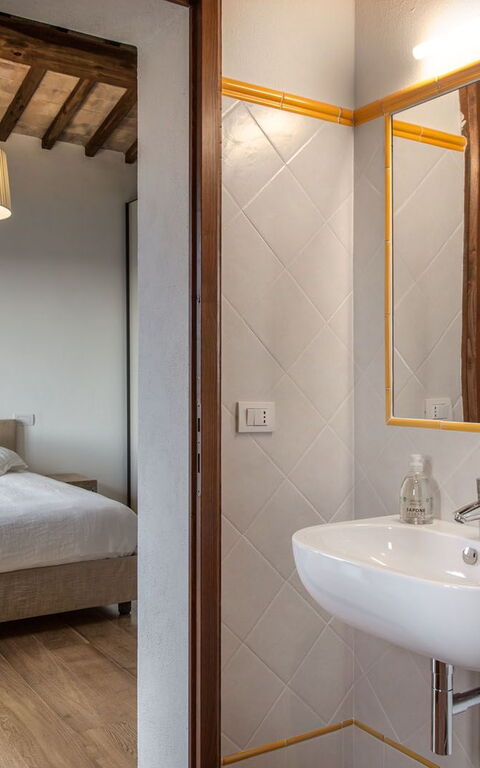 Villa Chiugi: Bathroom, Bedroom