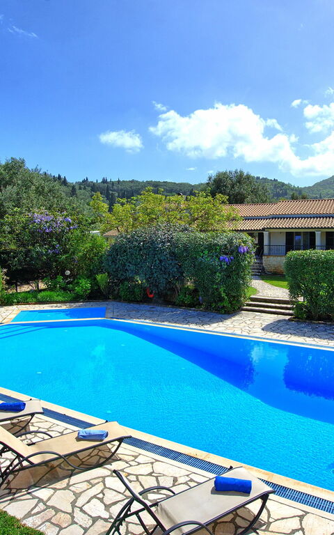 Votana House: Garden, Pool