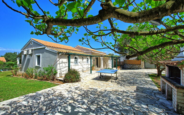 Votana House: Building Exterior, Garden, Outdoor