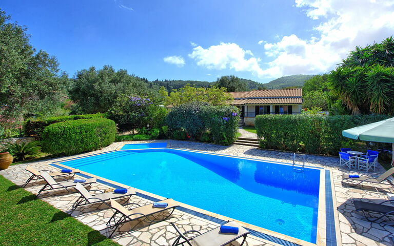 Votana House: Garden, Pool