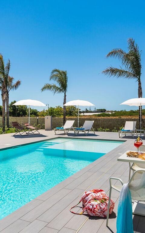 Villa Nica: Outdoor, Pool