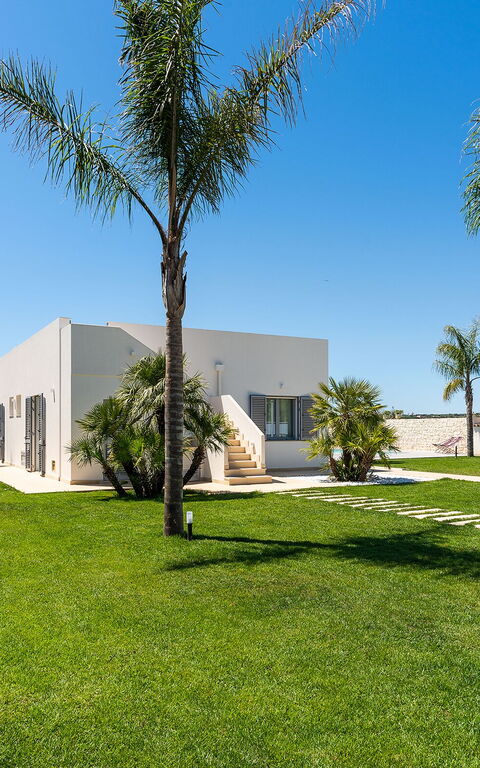 Villa Nica: Building Exterior, Garden