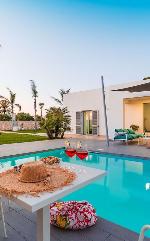 Villa Nica: Outdoor, Pool