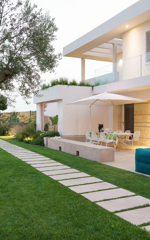 Villa Meravilla: Building Exterior