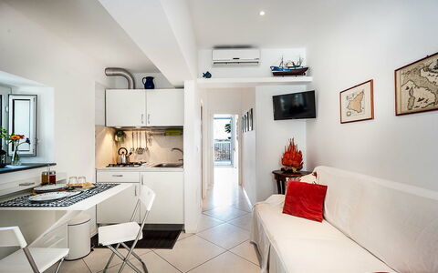 Accommodation Conchiglia: Dining Room, Kitchen, Living Room