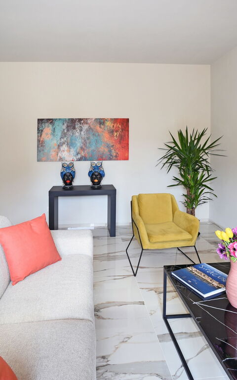 Villa Pica: Living Room