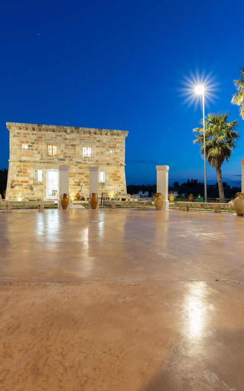 Villa Turris: Garden, Main Entrance