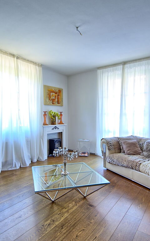 Casa White: Living Room