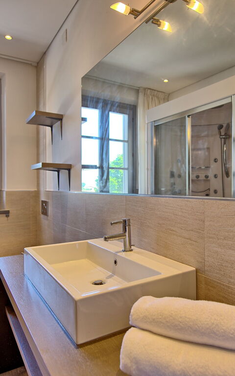 Casa White: Bathroom