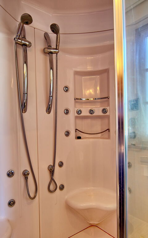 Casa White: Bathroom