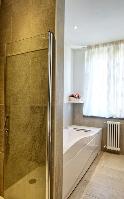 Casa White: Bathroom