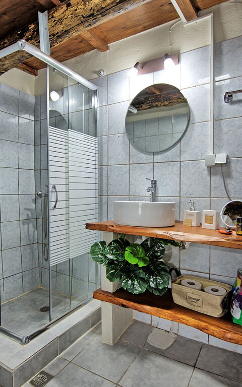 Aretousa: Bathroom