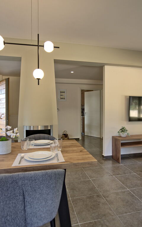 Dioni: Dining Room, Living Room