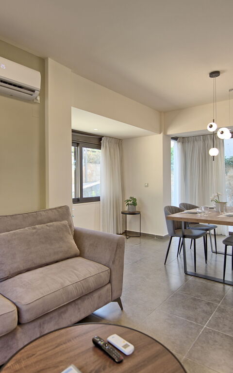 Dioni: Dining Room, Living Room