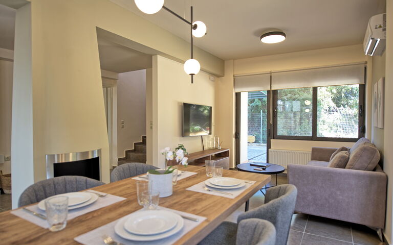 Dioni: Dining Room, Living Room
