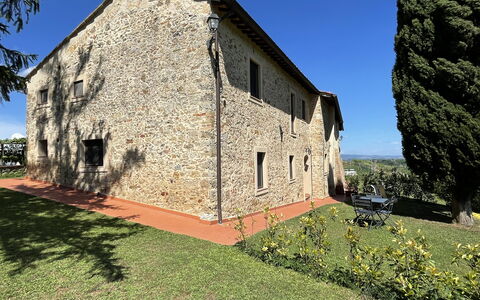 Accommodation Carro: Building Exterior, Garden, Outdoor