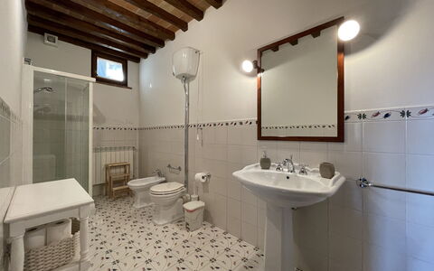 Accommodation Carro: Bathroom