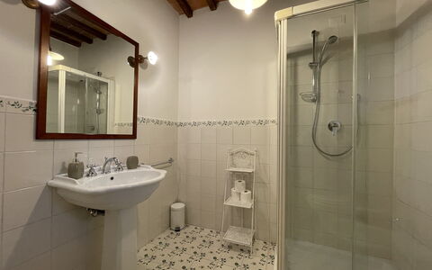 Accommodation Carro: Bathroom