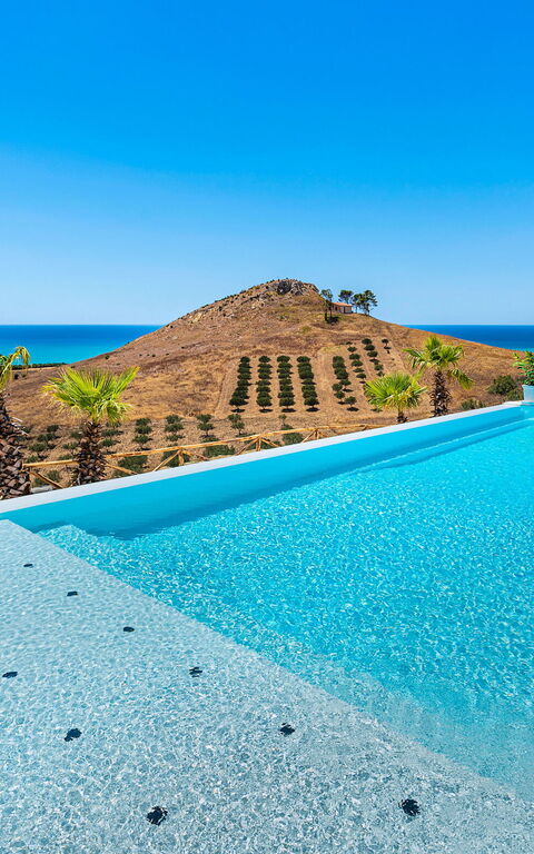 Villa Domizia: Pool, Scenic View, Summer