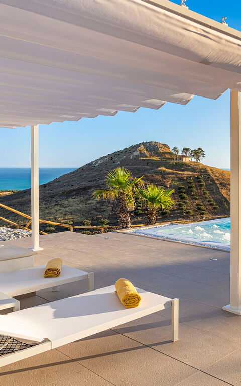 Villa Domizia: Pool, Scenic View