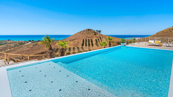 Villa Domizia: Pool, Scenic View, Summer