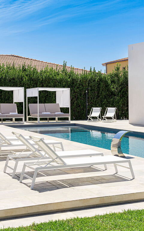 Villa Bonita: Building Exterior, Garden, Pool