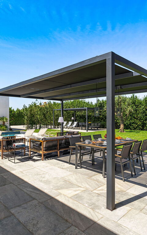 Villa Bonita: Balcony / Terrace / Patio, Building Exterior, Garden, Outdoor