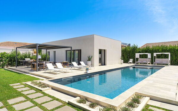 Villa Bonita: Building Exterior, Garden, Pool