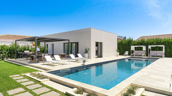 Villa Bonita: Building Exterior, Garden, Pool