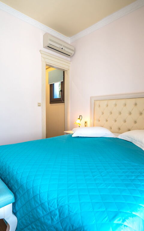 Iro Royal Villa: Bedroom