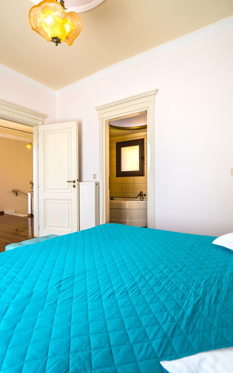 Iro Royal Villa: Bedroom