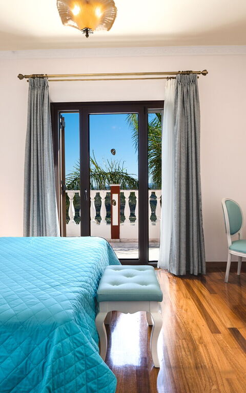 Iro Royal Villa: Bedroom