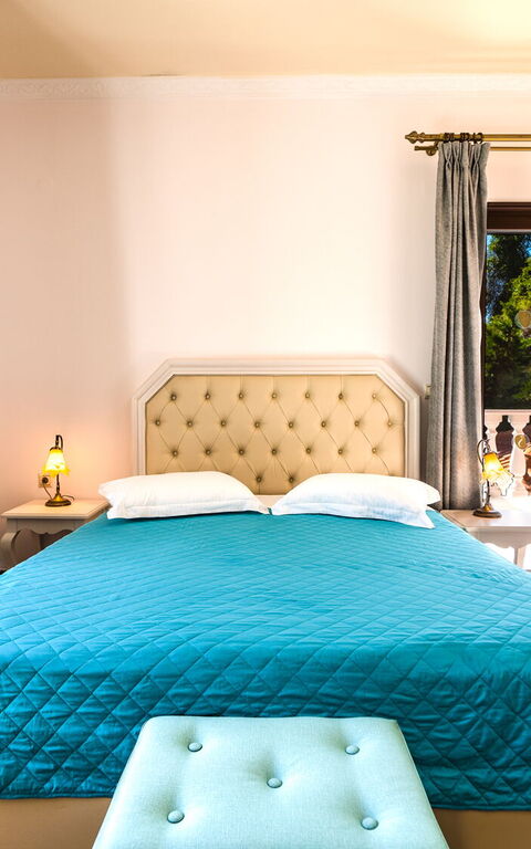 Iro Royal Villa: Bedroom