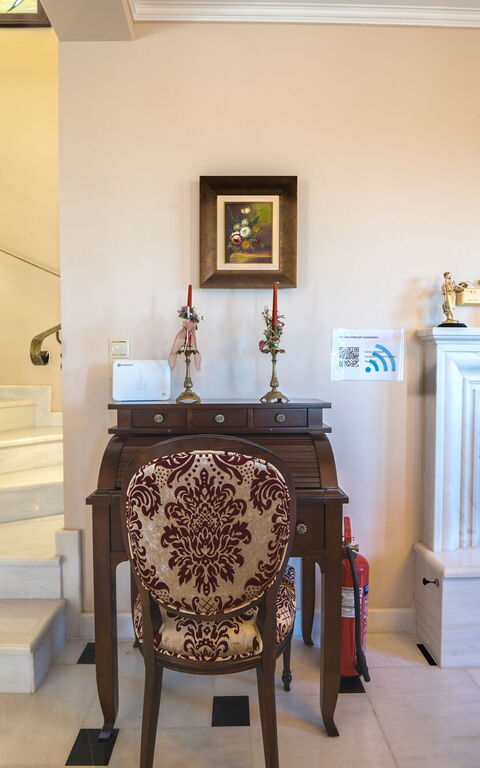 Iro Royal Villa: Living Room