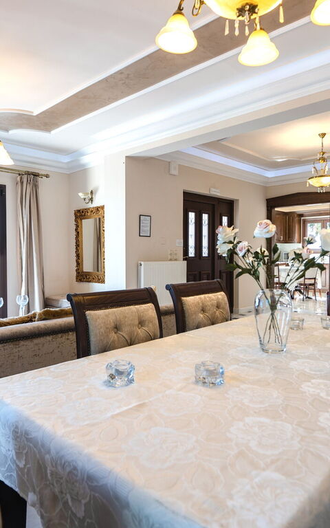 Iro Royal Villa: Dining Room, Living Room