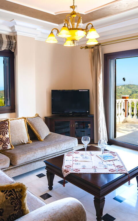 Iro Royal Villa: Living Room