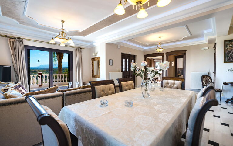Iro Royal Villa: Dining Room, Living Room