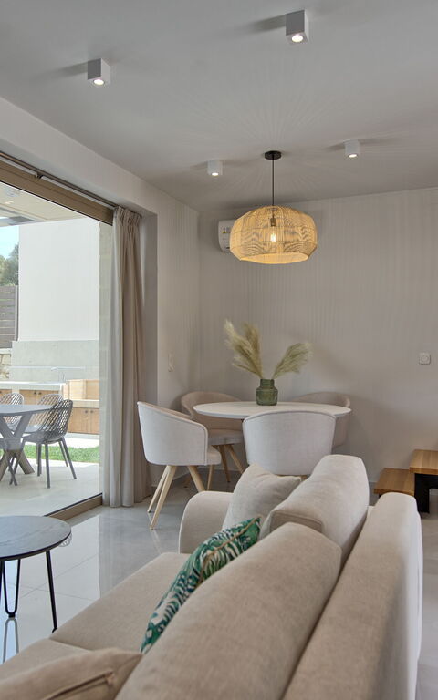 Villa Silentium Olia: Dining Room, Living Room