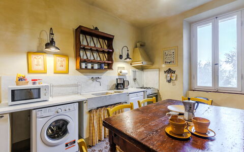 Accommodation Giallone: Bedroom, Dining Room, Kitchen