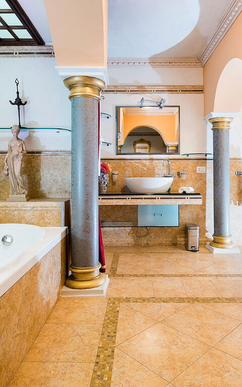 Buena Vista: Bathroom